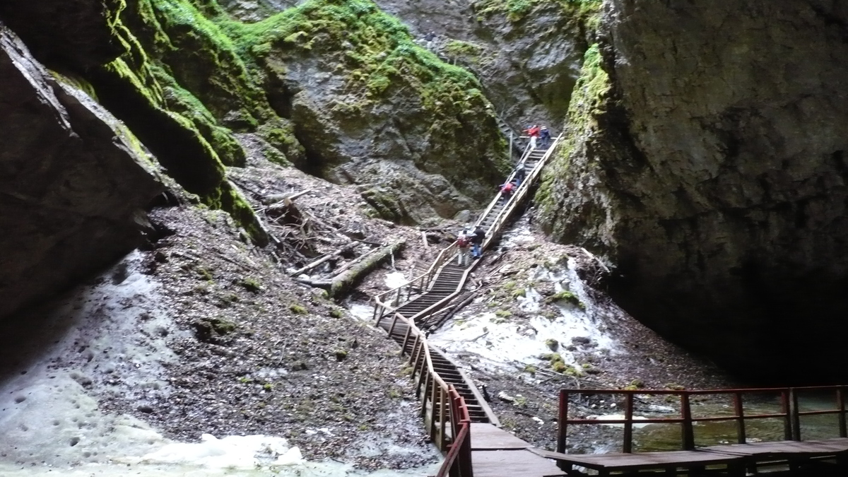 Peștera Ghețarul de la Scărișoara, Țara Moților, România. FOTO: Grig Bute (Ora de Turism)
