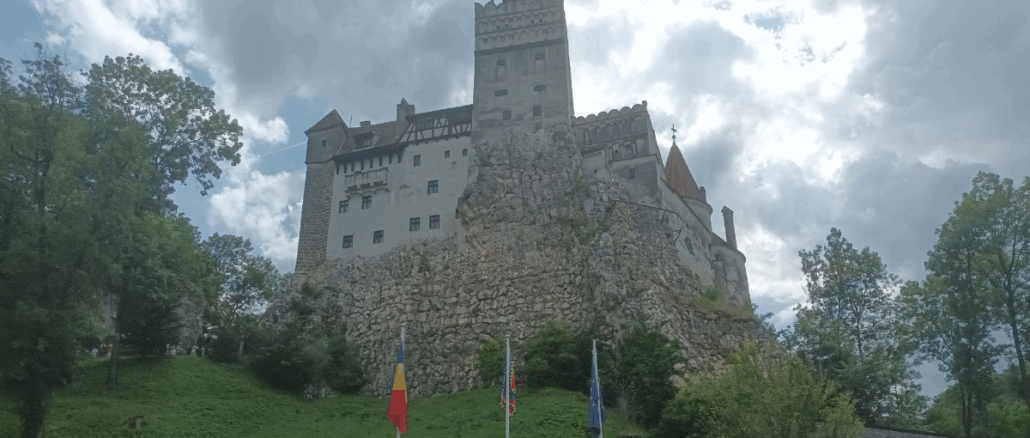 Bran. Castelul, văzut de la bază. FOTO: Ștefan Baciu