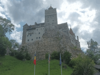 Bran. Castelul, văzut de la bază. FOTO: Ștefan Baciu