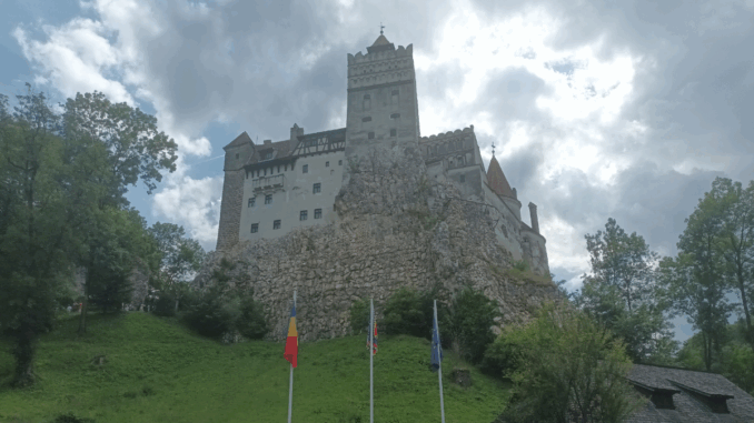 Bran. Castelul, văzut de la bază. FOTO: Ștefan Baciu